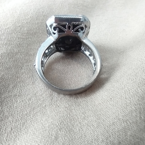 Black stone ring in silver plated setting - Picture 2 of 3